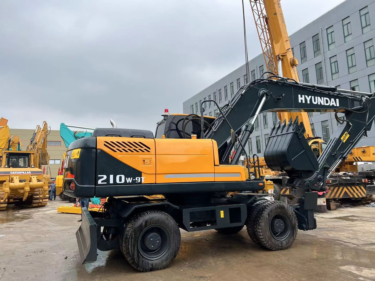Hyundai 210w-9 wheel excavator - Pelle sur pneus: photos 1 Hyundai 210w-9 wheel excavator - Pelle sur pneus: photos 1