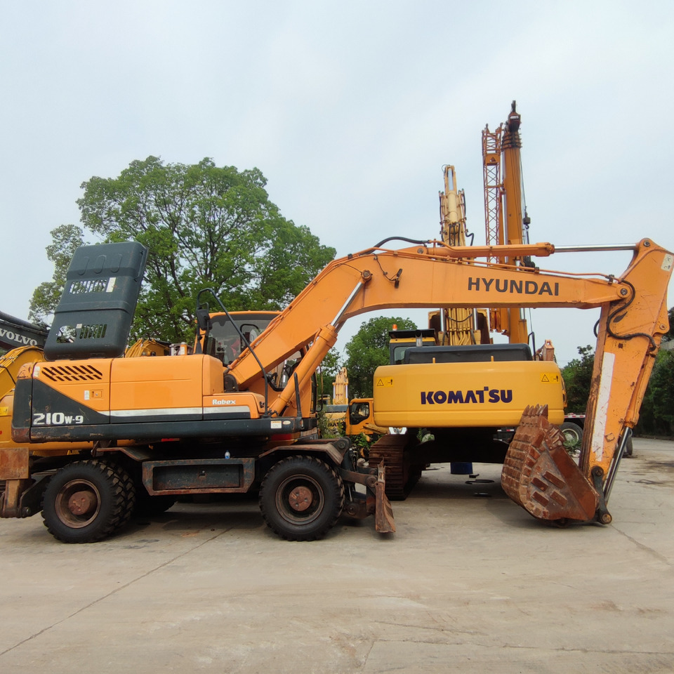 Hyundai 210w-9 wheel excavator - Pelle sur pneus: photos 1 Hyundai 210w-9 wheel excavator - Pelle sur pneus: photos 1
