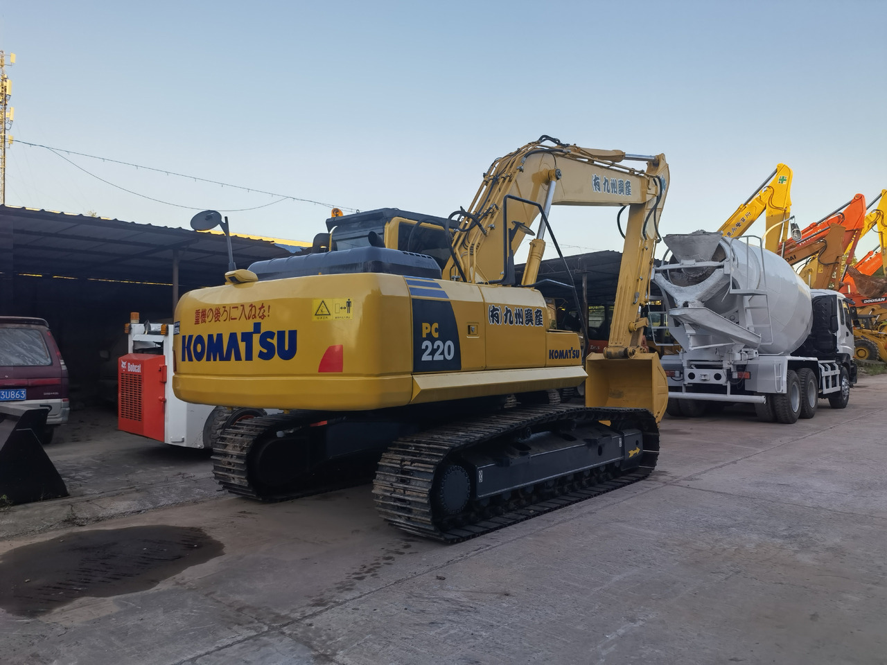 Komatsu PC 220-8 Excavator - Pelle sur chenille: photos 2 Komatsu PC 220-8 Excavator - Pelle sur chenille: photos 2