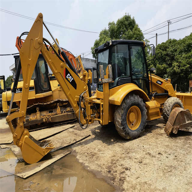 Second hand with good condition cat 420f backhoe loader 4x4 caterpillar 420f backhoe loaders in stock in shanghai yard - Tractopelle: photos 4 Second hand with good condition cat 420f backhoe loader 4x4 caterpillar 420f backhoe loaders in stock in shanghai yard - Tractopelle: photos 4