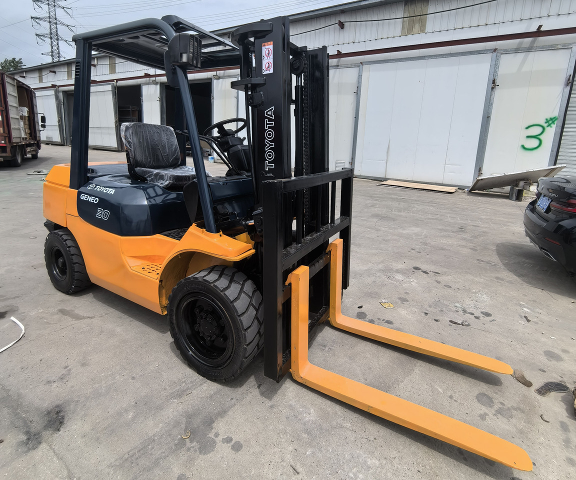 Used Toyota FD30 forklift - Chariot élévateur diesel: photos 3 Used Toyota FD30 forklift - Chariot élévateur diesel: photos 3