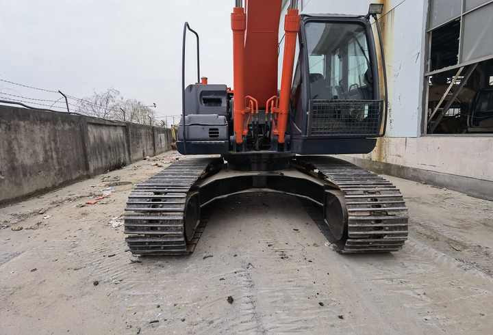 Used Hitachi ZX200-3 excavator 20 tons crawler excavator zx200-3 with good condition for sale in china - Pelle: photos 5 Used Hitachi ZX200-3 excavator 20 tons crawler excavator zx200-3 with good condition for sale in china - Pelle: photos 5