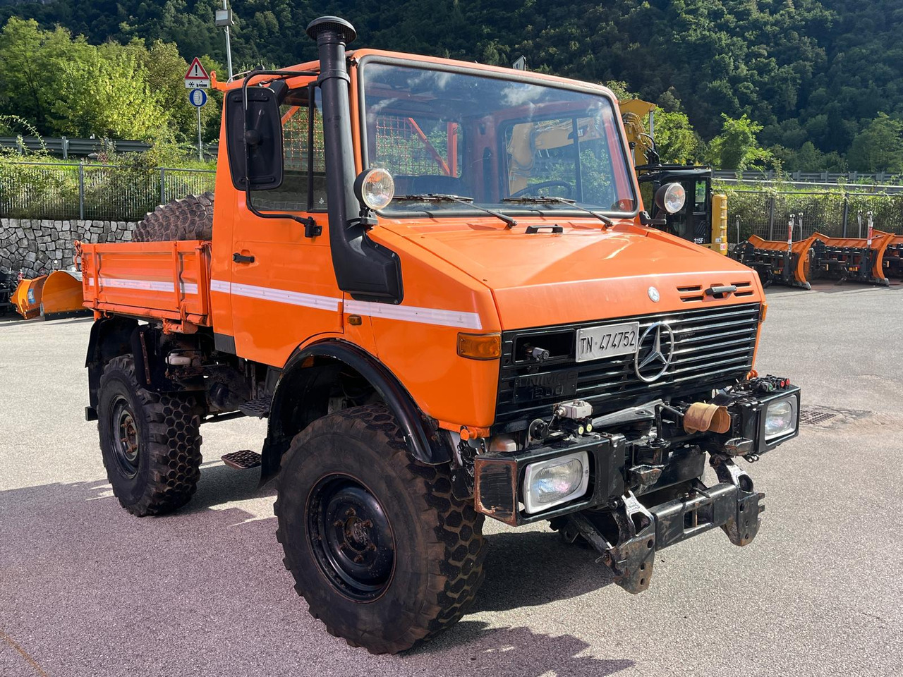 MERCEDES BENZ UNIMOG U1200 – 70 - Camion benne: photos 4 MERCEDES BENZ UNIMOG U1200 – 70 - Camion benne: photos 4