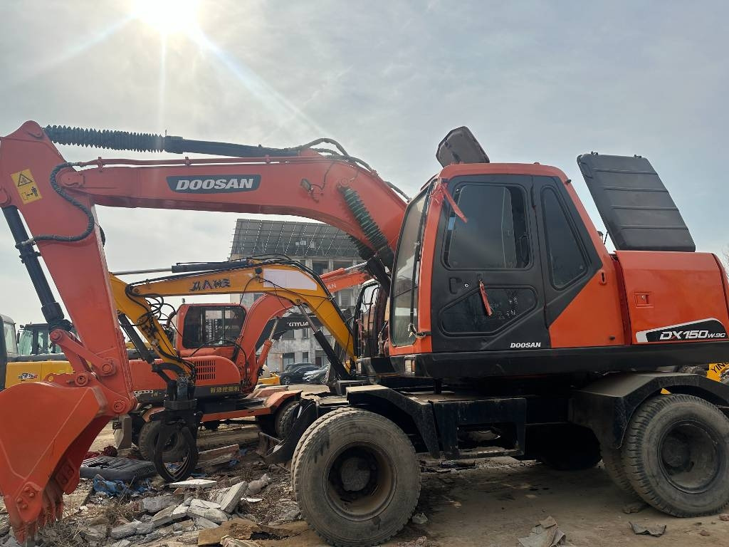 Doosan 150 W-7 - Pelle sur pneus: photos 1 Doosan 150 W-7 - Pelle sur pneus: photos 1