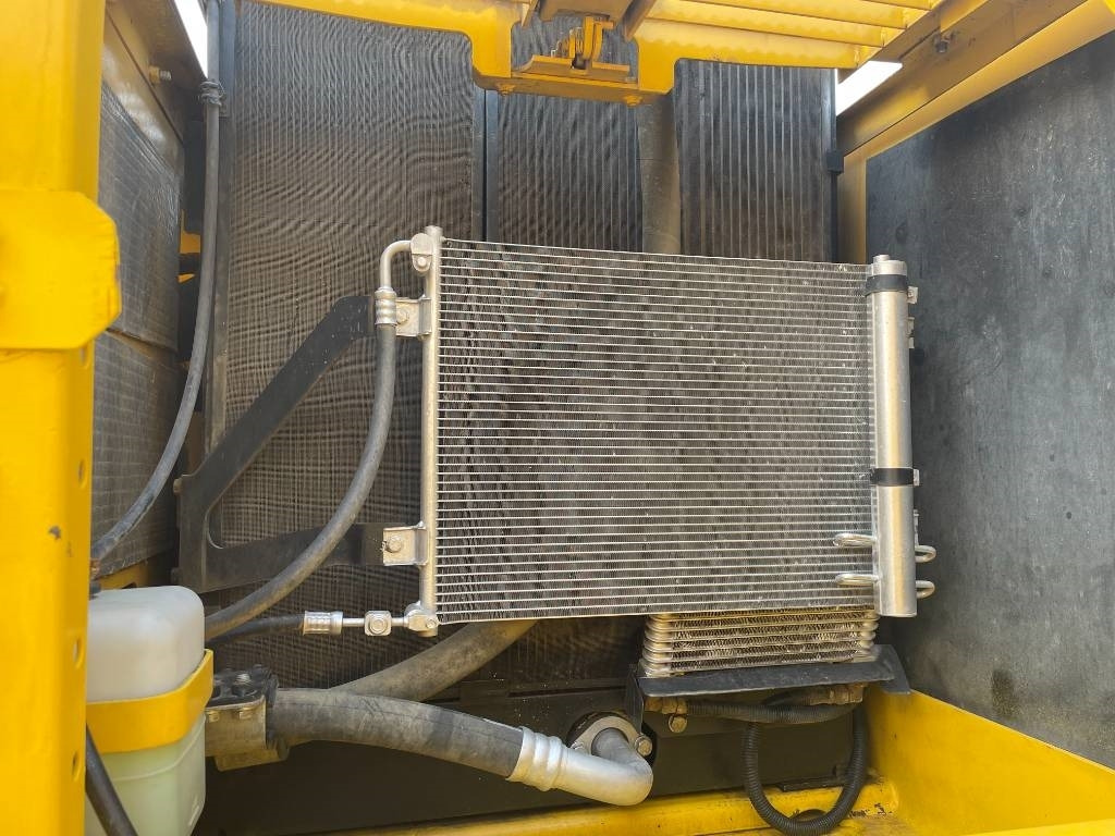 Komatsu PC 200-8 - Pelle sur chenille: photos 4 Komatsu PC 200-8 - Pelle sur chenille: photos 4