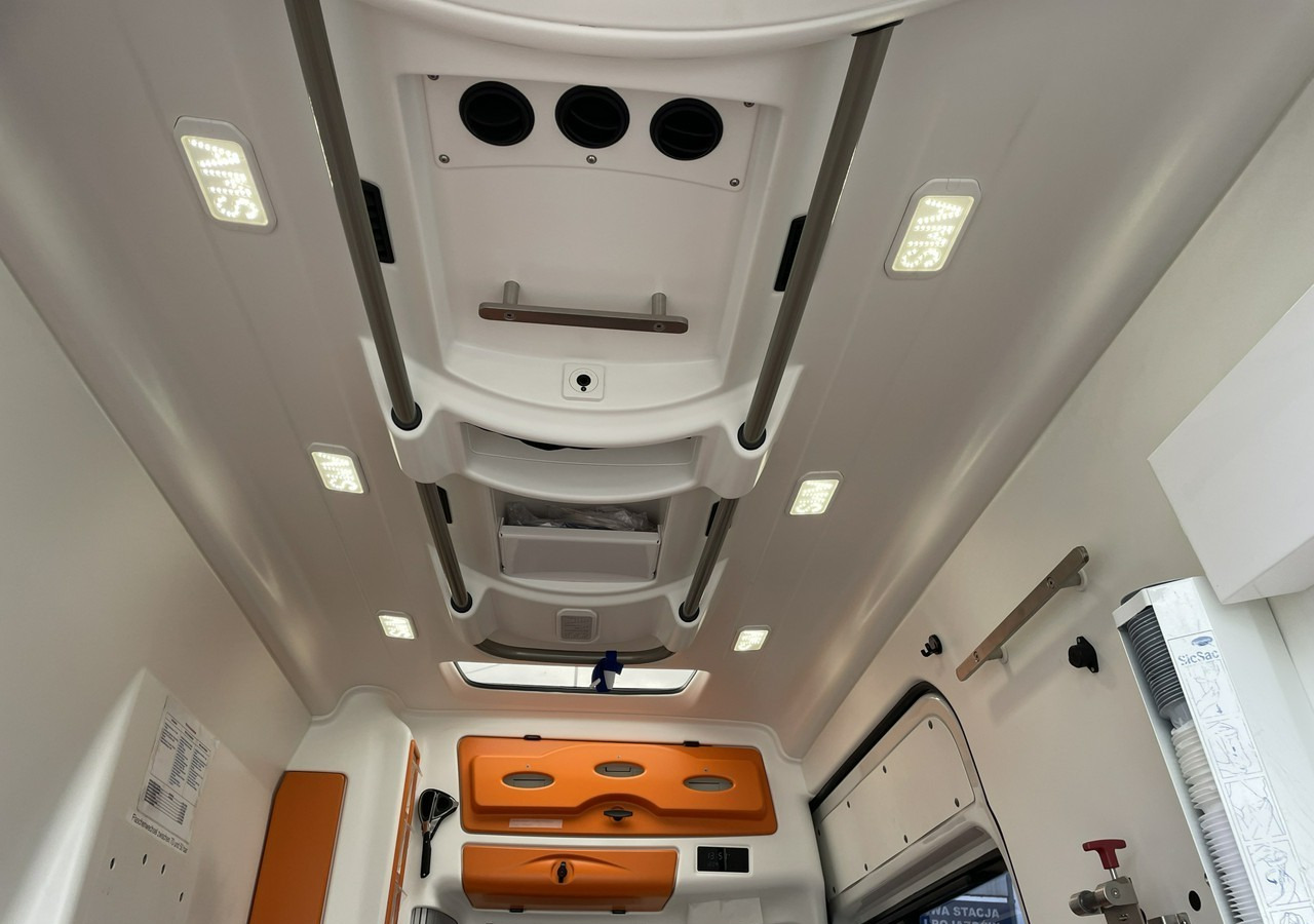 Ambulance Volkswagen Crafter Crafter 2.0-163KM Karetka Ambulans Wyposażony Model 2016: photos 9