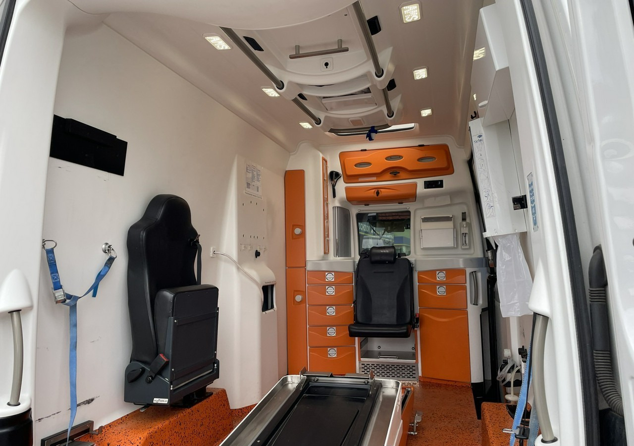 Ambulance Volkswagen Crafter Crafter 2.0-163KM Karetka Ambulans Wyposażony Model 2016: photos 11