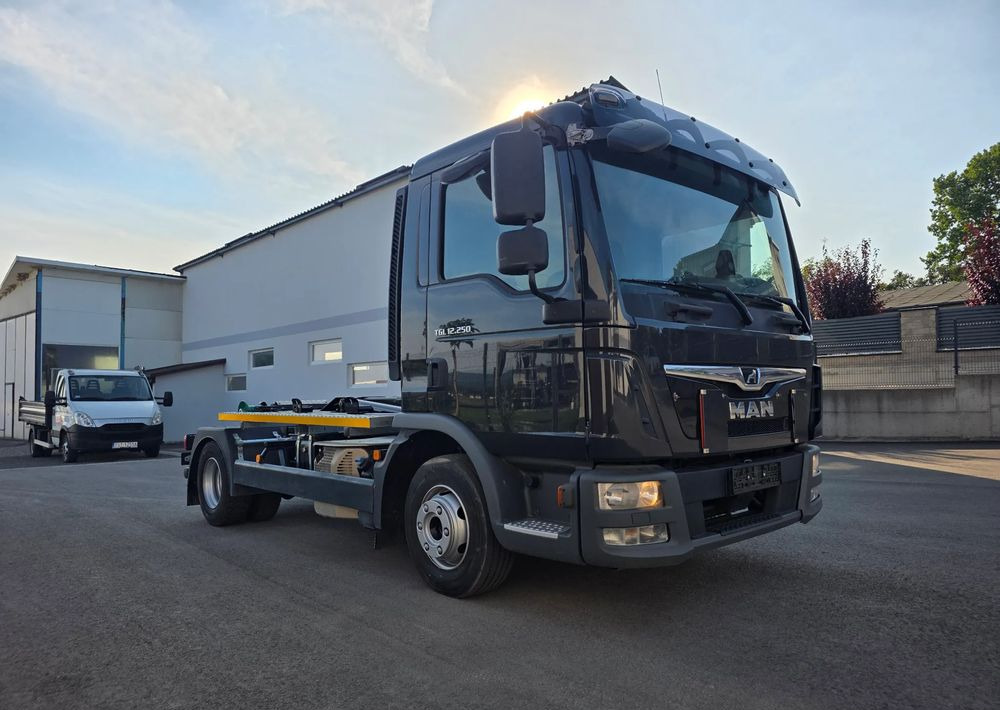 MAN TGL 12.250 nowe urządzenie hakowe SKIBICKI HKS 8/3300 ATEGO / TGM - Camion ampliroll: photos 1 MAN TGL 12.250 nowe urządzenie hakowe SKIBICKI HKS 8/3300 ATEGO / TGM - Camion ampliroll: photos 1