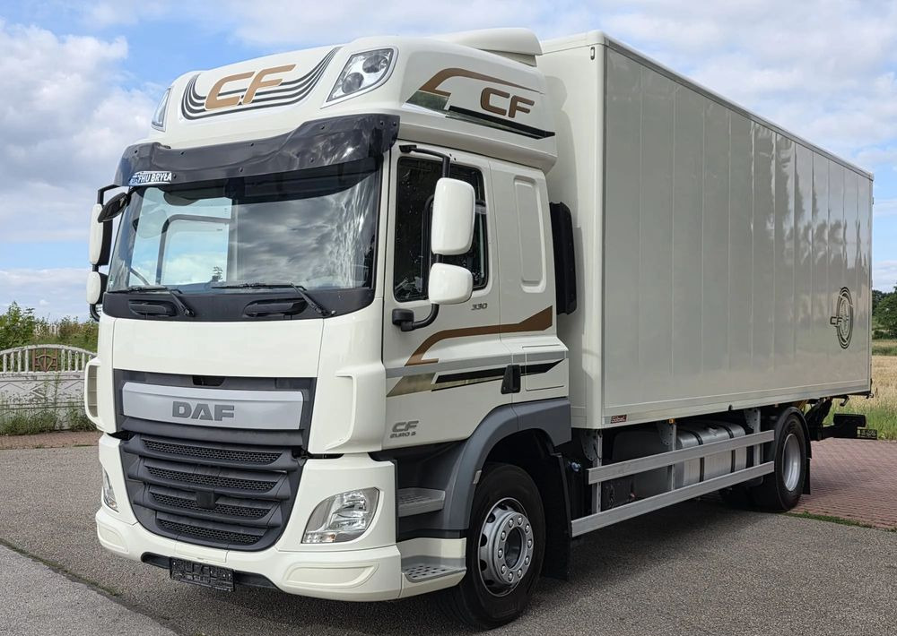 DAF CF 330 / 10.2017 / KONTENER MEBLOWY / IZOTERMA / WINDA / 18 PALET / E6 / NISKI PRZEBIEG / Z NIEMIEC / JAK NOWY / DUŻY SILNIK 10 837cm3// - Camion fourgon: photos 2 DAF CF 330 / 10.2017 / KONTENER MEBLOWY / IZOTERMA / WINDA / 18 PALET / E6 / NISKI PRZEBIEG / Z NIEMIEC / JAK NOWY / DUŻY SILNIK 10 837cm3// - Camion fourgon: photos 2
