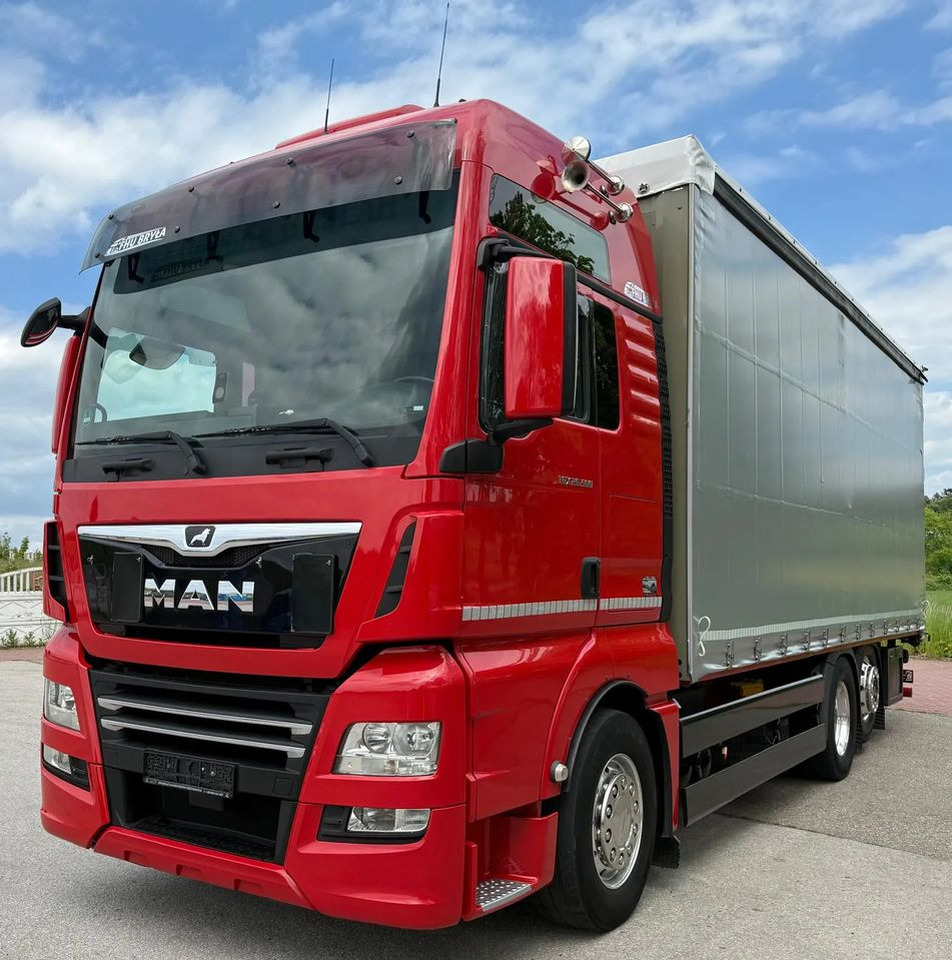 MAN TGX 26.500 / LIFT / 6X2 / KLIMA POSTOJOWA / 18PALET / E6 / FIRANKA / 18 TON ŁADOWNOŚĆ / WINDA / NISKI PRZEBIEG / JEDEN WŁAŚCICIEL / PODWIESZANA OŚ - Camion à rideaux coulissants: photos 1 MAN TGX 26.500 / LIFT / 6X2 / KLIMA POSTOJOWA / 18PALET / E6 / FIRANKA / 18 TON ŁADOWNOŚĆ / WINDA / NISKI PRZEBIEG / JEDEN WŁAŚCICIEL / PODWIESZANA OŚ - Camion à rideaux coulissants: photos 1