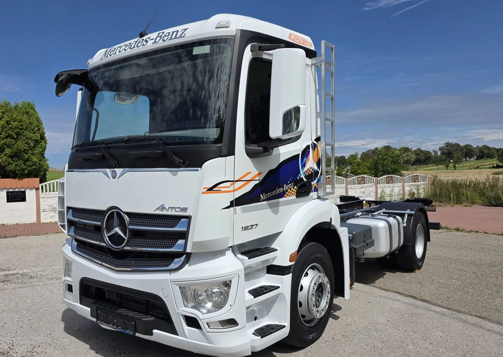 Mercedes-Benz ANTOS 1827 / ATEGO / ACTROS / E6 / ROZSTAW OSI 3.75M / WYWROT / BECZKA / UTRZYMANIE DRÓG / HAKOWIEC / SPROWADZONY / PIERWSZY WŁAŚCICIEL / STAN BDB - Châssis cabine: photos 2 Mercedes-Benz ANTOS 1827 / ATEGO / ACTROS / E6 / ROZSTAW OSI 3.75M / WYWROT / BECZKA / UTRZYMANIE DRÓG / HAKOWIEC / SPROWADZONY / PIERWSZY WŁAŚCICIEL / STAN BDB - Châssis cabine: photos 2