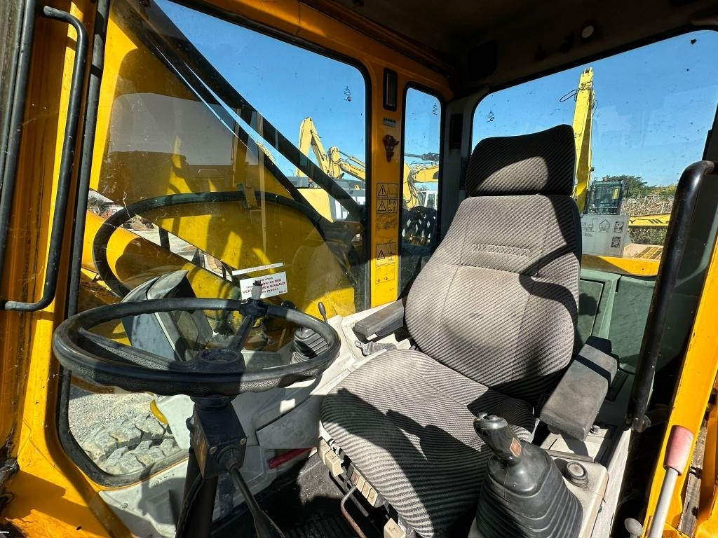 Pelle sur pneus Liebherr A 900 B: photos 12