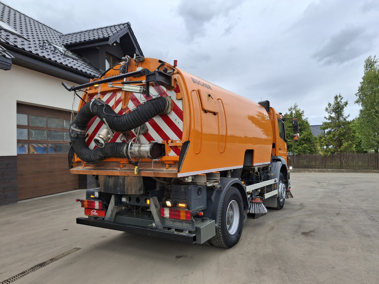 MERCEDES-BENZ Axor 1823 Zamiatarka Kehrmaschine BUCHER 2 Motoren Szczotki L/R Sweeper - Balayeuse de voirie: photos 4 MERCEDES-BENZ Axor 1823 Zamiatarka Kehrmaschine BUCHER 2 Motoren Szczotki L/R Sweeper - Balayeuse de voirie: photos 4