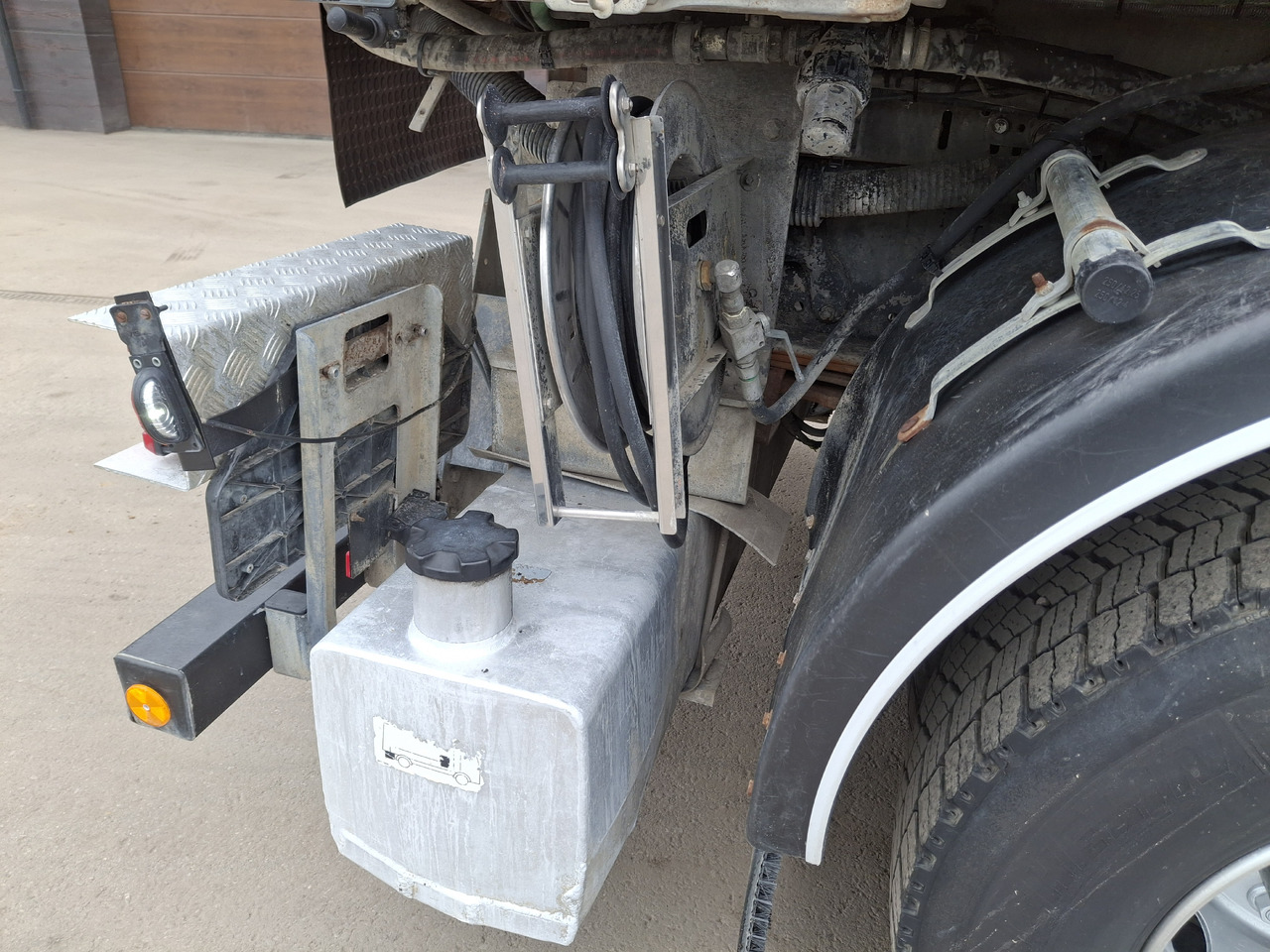 Balayeuse de voirie MERCEDES-BENZ Axor 1829 Zamiatarka Kehrmaschine BUCHER 2 Motoren Karcher PM10 Odchwaszczarka Sweeper: photos 11 Balayeuse de voirie MERCEDES-BENZ Axor 1829 Zamiatarka Kehrmaschine BUCHER 2 Motoren Karcher PM10 Odchwaszczarka Sweeper: photos 11