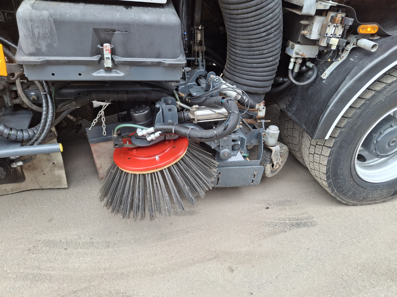 Balayeuse de voirie MERCEDES-BENZ Axor 1829 Zamiatarka Kehrmaschine BUCHER 2 Motoren Karcher PM10 Odchwaszczarka Sweeper: photos 14 Balayeuse de voirie MERCEDES-BENZ Axor 1829 Zamiatarka Kehrmaschine BUCHER 2 Motoren Karcher PM10 Odchwaszczarka Sweeper: photos 14