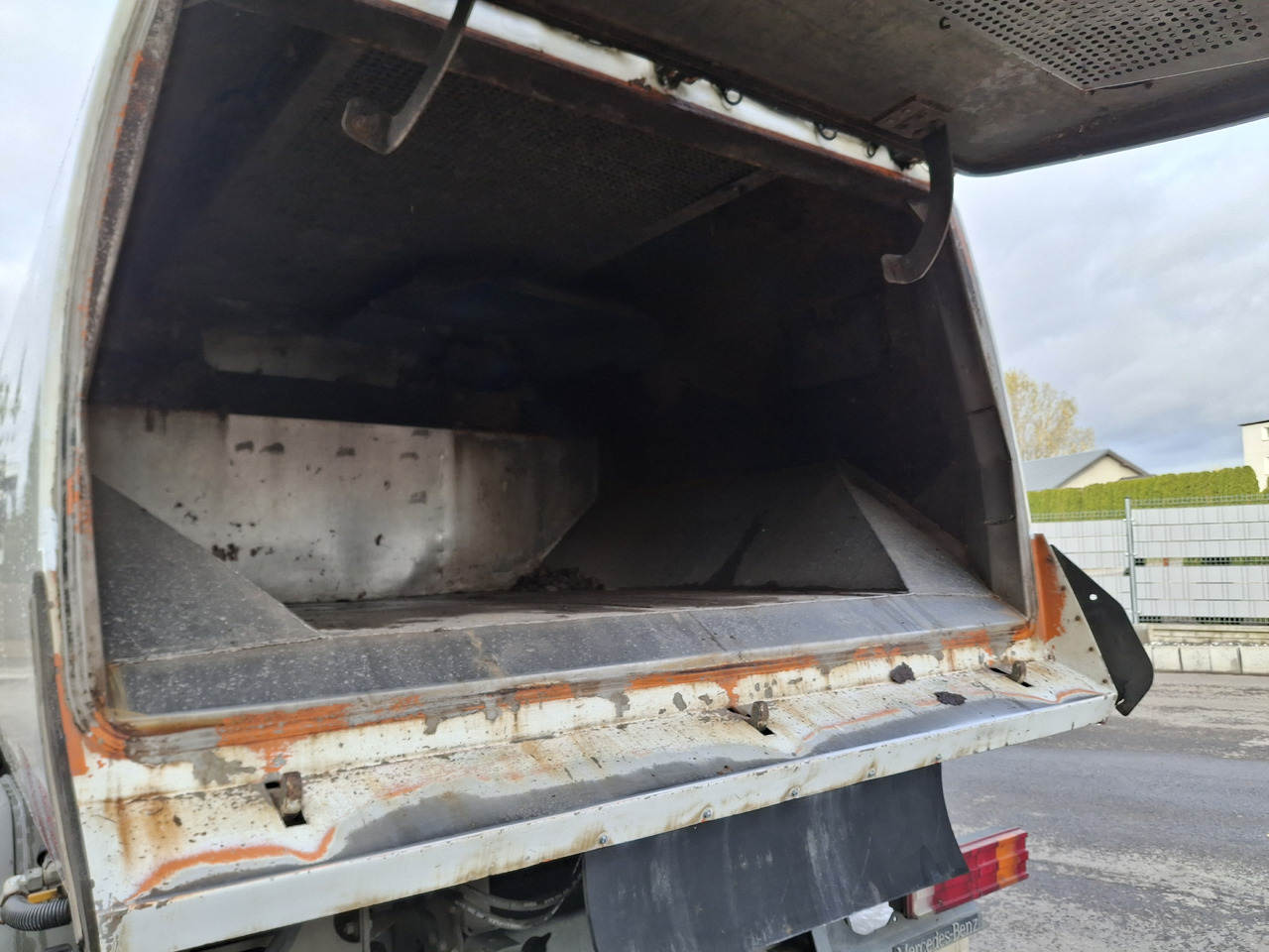 Balayeuse de voirie Mercedes-Benz Atego 1524 Zamiatarka Kehrmaschine BUCHER 2 Motoren Sweeper: photos 19 Balayeuse de voirie Mercedes-Benz Atego 1524 Zamiatarka Kehrmaschine BUCHER 2 Motoren Sweeper: photos 19