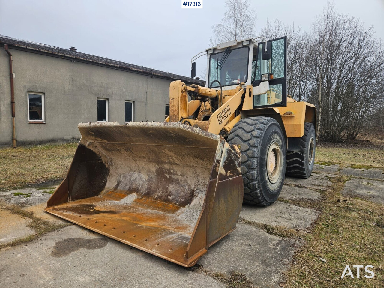 LIEBHERR L551 wheel loader (1995) - Chargeuse sur pneus: photos 1 LIEBHERR L551 wheel loader (1995) - Chargeuse sur pneus: photos 1