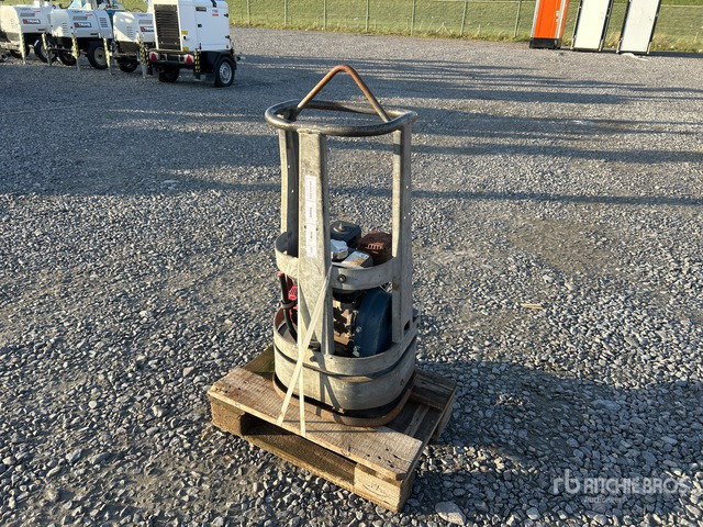 2011 Swepac FR 85 Vibratory Plate Compactor - Plaque vibrante: photos 1 2011 Swepac FR 85 Vibratory Plate Compactor - Plaque vibrante: photos 1