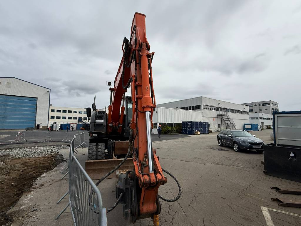 Hitachi ZX 140 W-3 - Pelle sur pneus: photos 5 Hitachi ZX 140 W-3 - Pelle sur pneus: photos 5