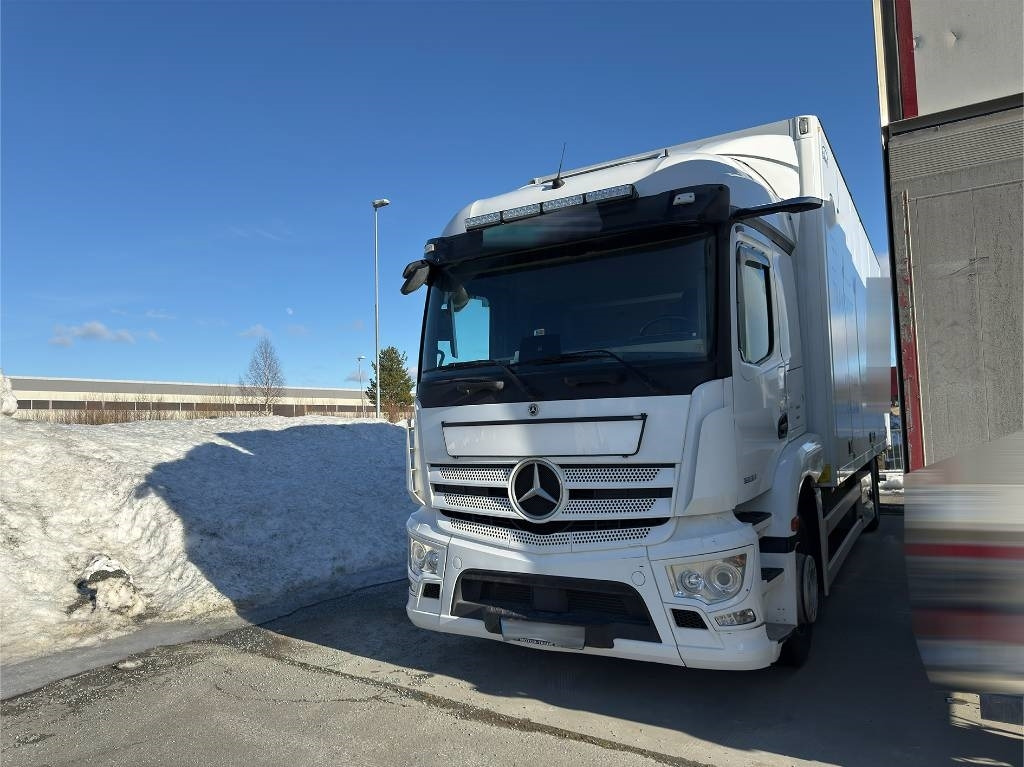 Mercedes-Benz Actros 1833 - Camion fourgon: photos 2 Mercedes-Benz Actros 1833 - Camion fourgon: photos 2