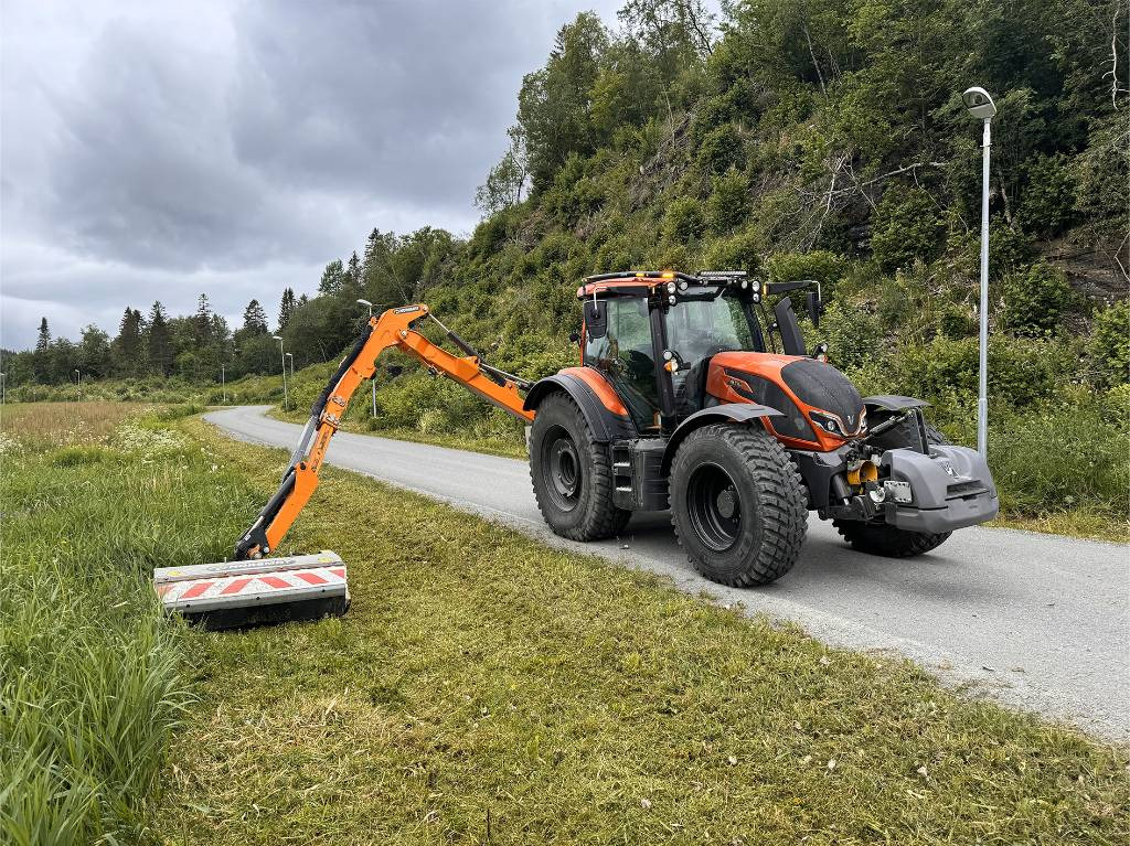 Valtra N175 V inkl. Noremat armklipper kantslåttløsning - Tracteur agricole: photos 1 Valtra N175 V inkl. Noremat armklipper kantslåttløsning - Tracteur agricole: photos 1