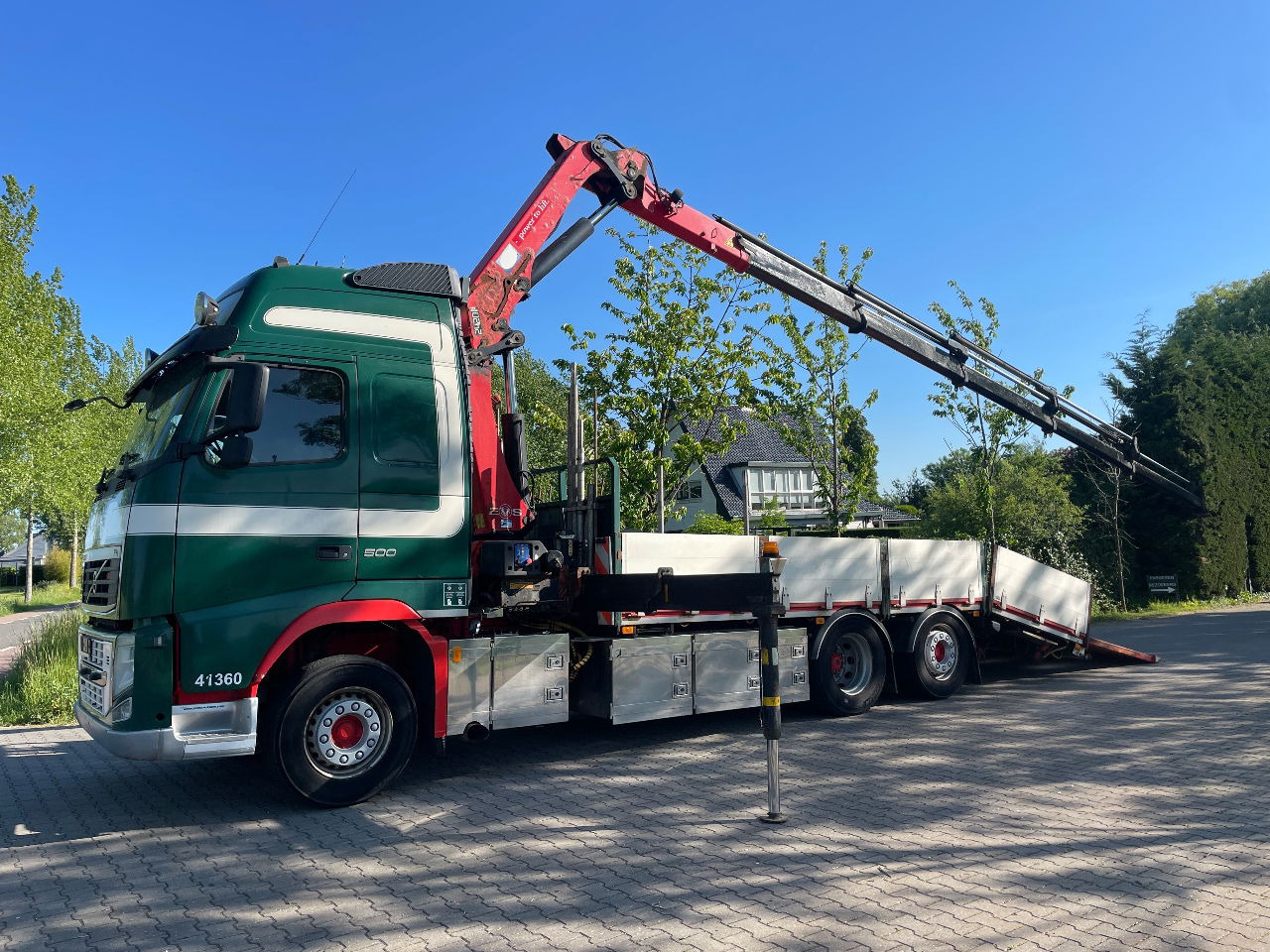 Volvo FH 13.500 HMF 2420 K5 crane, winch, and extendable deck - Camion grue: photos 1 Volvo FH 13.500 HMF 2420 K5 crane, winch, and extendable deck - Camion grue: photos 1