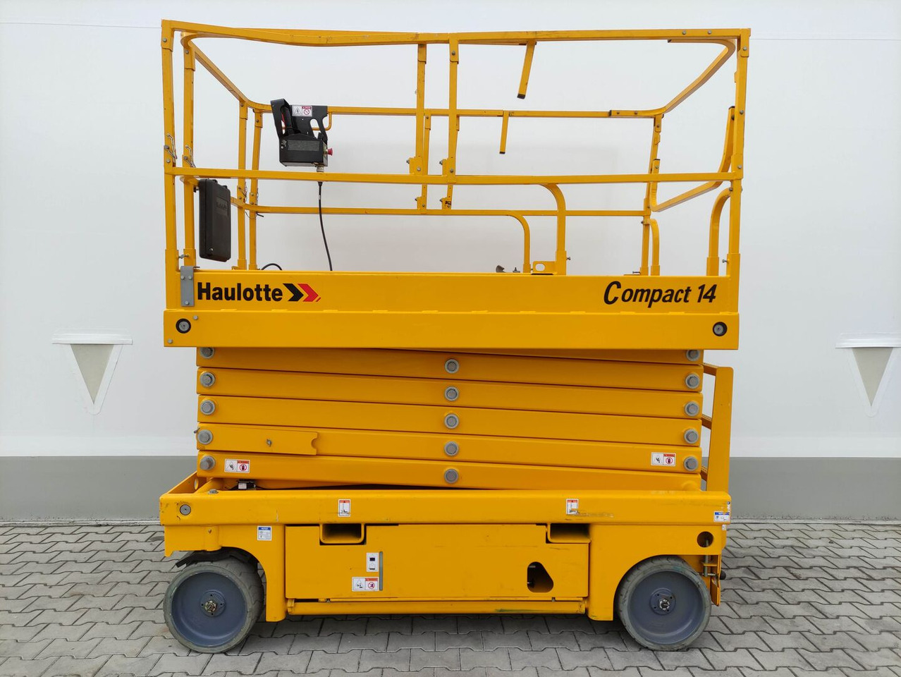 Haulotte Compact14 - Nacelle ciseaux: photos 1 Haulotte Compact14 - Nacelle ciseaux: photos 1
