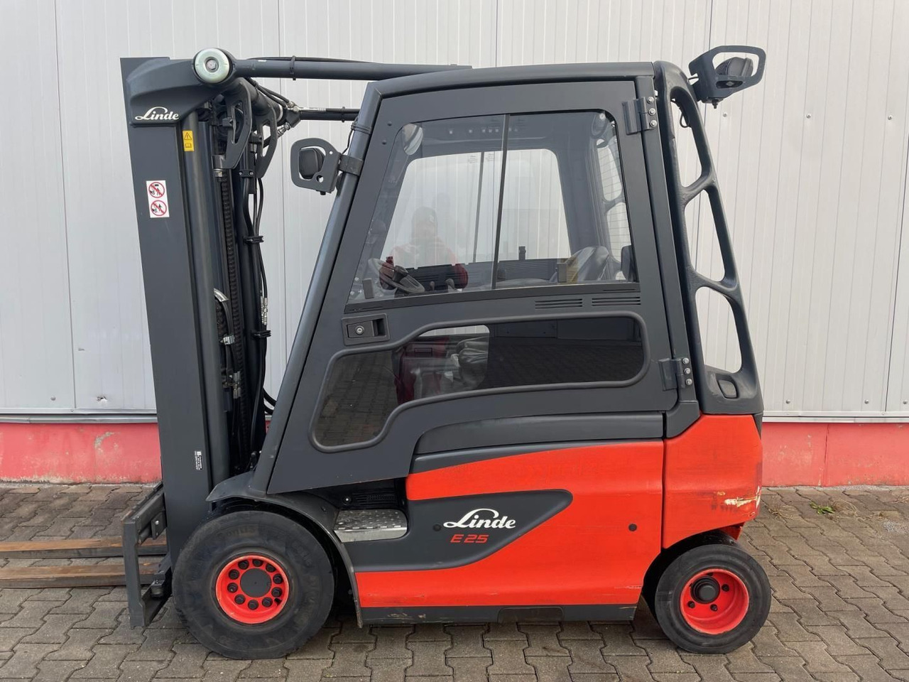 Linde E25-01-387 - Chariot élévateur électrique: photos 1 Linde E25-01-387 - Chariot élévateur électrique: photos 1