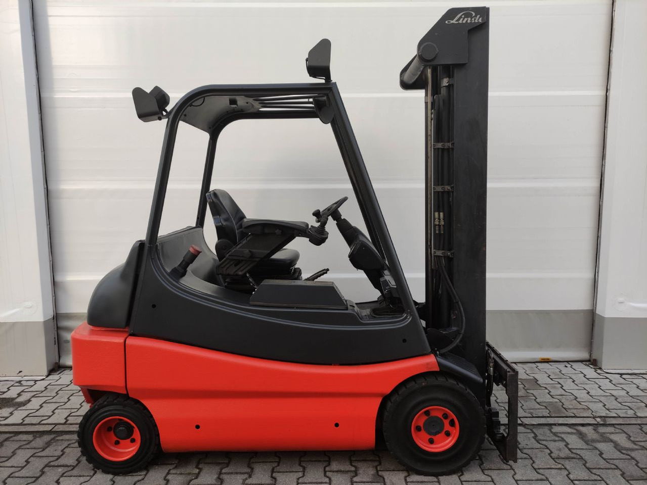 Linde E30-336-03 (LACK NEU) - Chariot élévateur électrique: photos 2 Linde E30-336-03 (LACK NEU) - Chariot élévateur électrique: photos 2