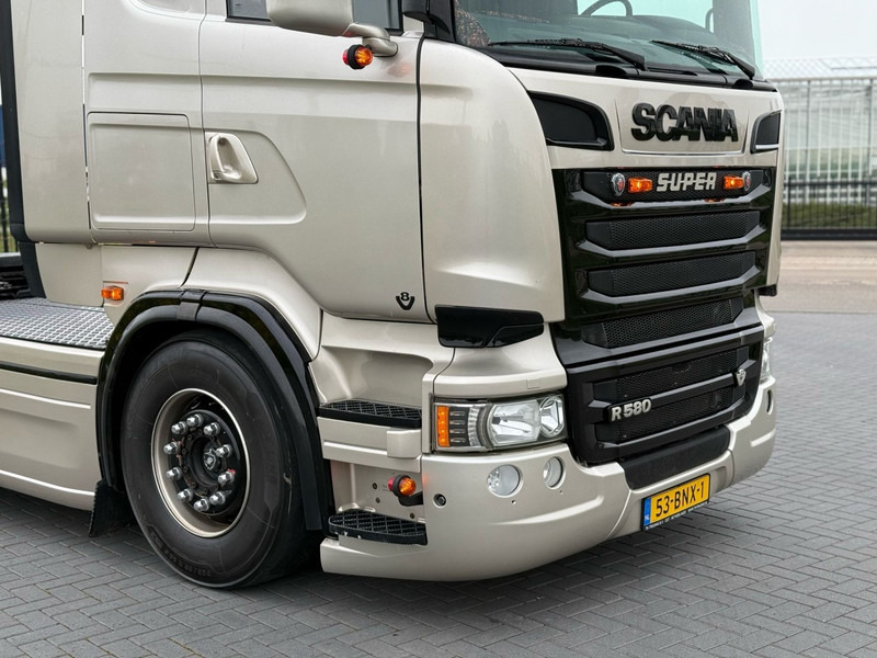 Scania R 580 SHOWTRUCK, VOLLUCHT, VOL SPOILER, RETARDER, SCHUIFSCHOTEL. - Tracteur routier: photos 2 Scania R 580 SHOWTRUCK, VOLLUCHT, VOL SPOILER, RETARDER, SCHUIFSCHOTEL. - Tracteur routier: photos 2