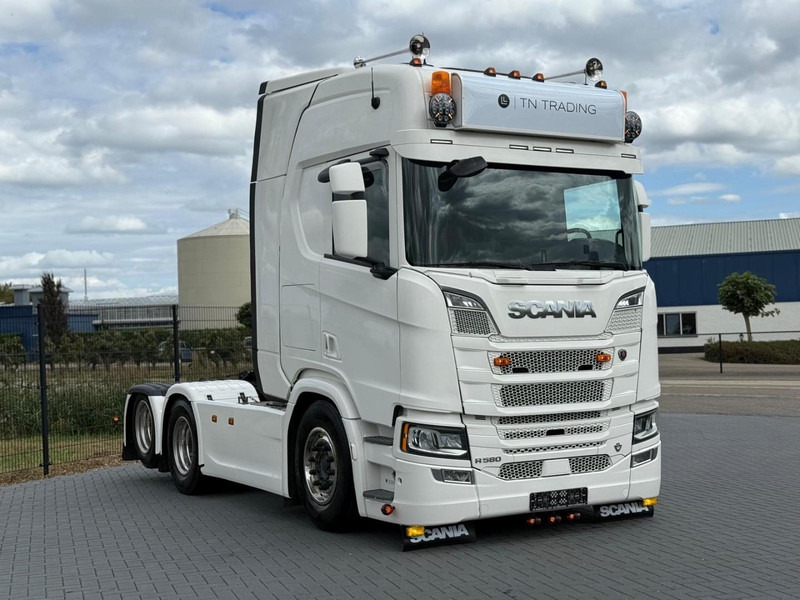 Scania R580 V8 NGS 3.15WB, RETARDER, VOLLUCHT, LEER, LED, KING OF THE ROAD. - Tracteur routier: photos 1 Scania R580 V8 NGS 3.15WB, RETARDER, VOLLUCHT, LEER, LED, KING OF THE ROAD. - Tracteur routier: photos 1