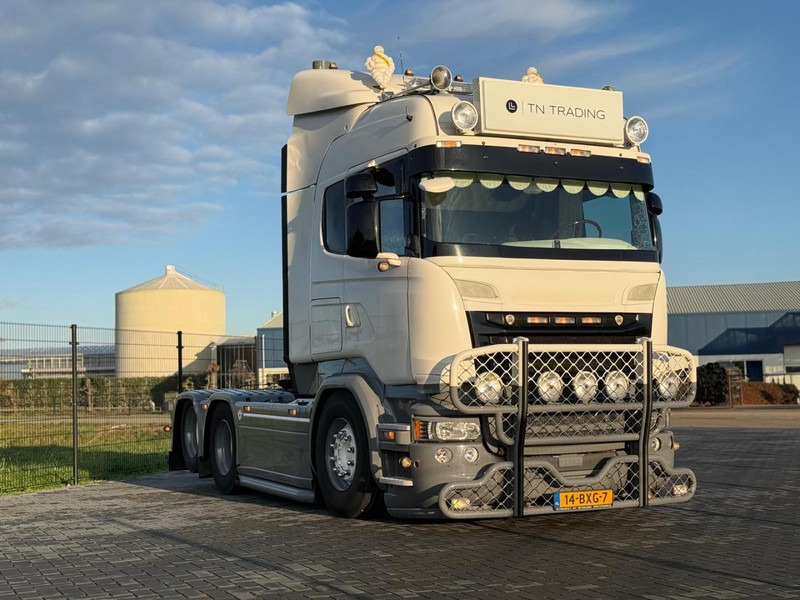 Scania R580 VOLLE SHOWTRUCK, VOLLUCHT, OPEN UITLAAT, INTERIEUR. - Tracteur routier: photos 1 Scania R580 VOLLE SHOWTRUCK, VOLLUCHT, OPEN UITLAAT, INTERIEUR. - Tracteur routier: photos 1