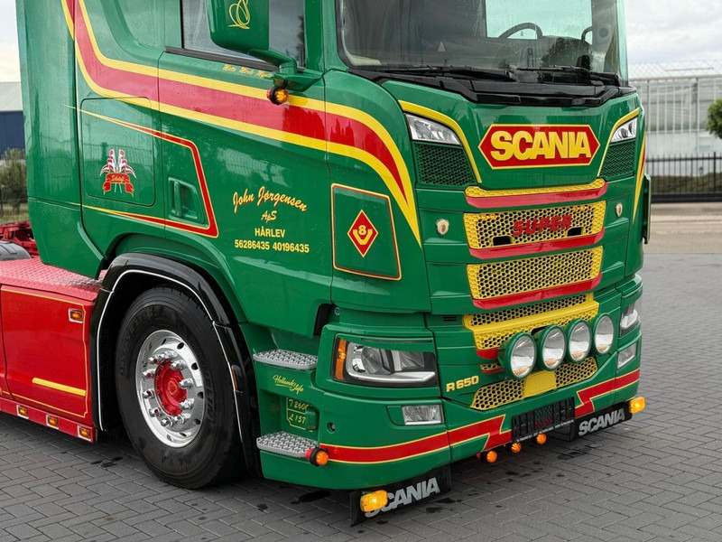 Scania R650 V8 SHOWTRUCK, VOLLUCHT, RETARDER, AUDIO, HYDRAULIEK, COMPLEET VOL. - Tracteur routier: photos 2 Scania R650 V8 SHOWTRUCK, VOLLUCHT, RETARDER, AUDIO, HYDRAULIEK, COMPLEET VOL. - Tracteur routier: photos 2