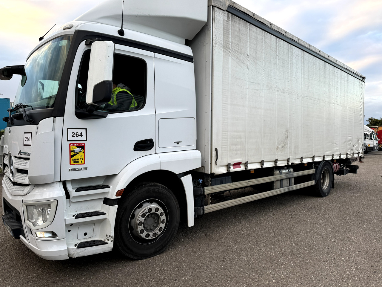 MERCEDES-BENZ ACTROS 1833 - Camion à rideaux coulissants: photos 1 MERCEDES-BENZ ACTROS 1833 - Camion à rideaux coulissants: photos 1