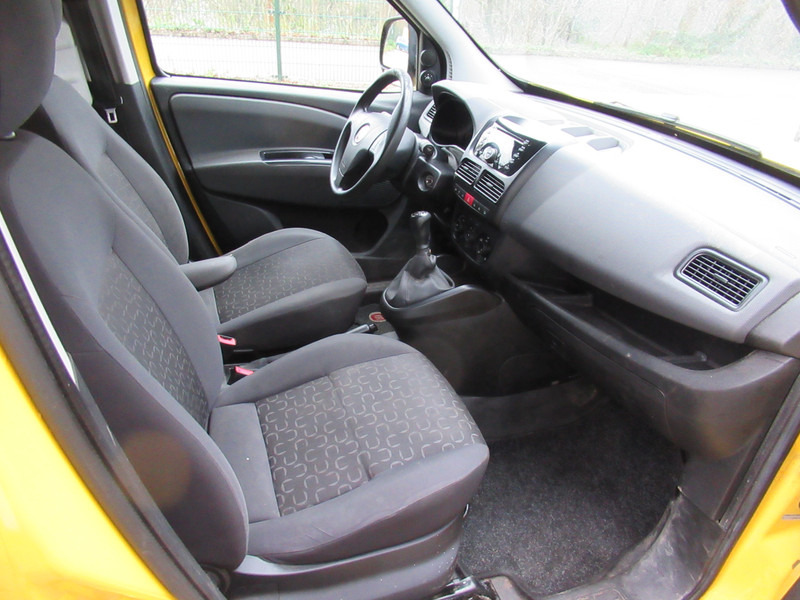 Photo d'intérieur 2: Fourgonnette Fiat Dobló Cargo 1.3 M-Jet 66KW SX Airco - Klima ! Orig. KM ! Photo d'intérieur 2: Fourgonnette Fiat Dobló Cargo 1.3 M-Jet 66KW SX Airco - Klima ! Orig. KM !