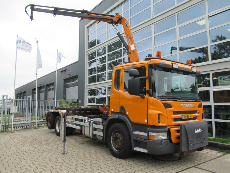 Scania P 320 B 6x2*4 + HMF 835 + HYVA Haakarm - Camion ampliroll, Camion grue: photos 2 Scania P 320 B 6x2*4 + HMF 835 + HYVA Haakarm - Camion ampliroll, Camion grue: photos 2