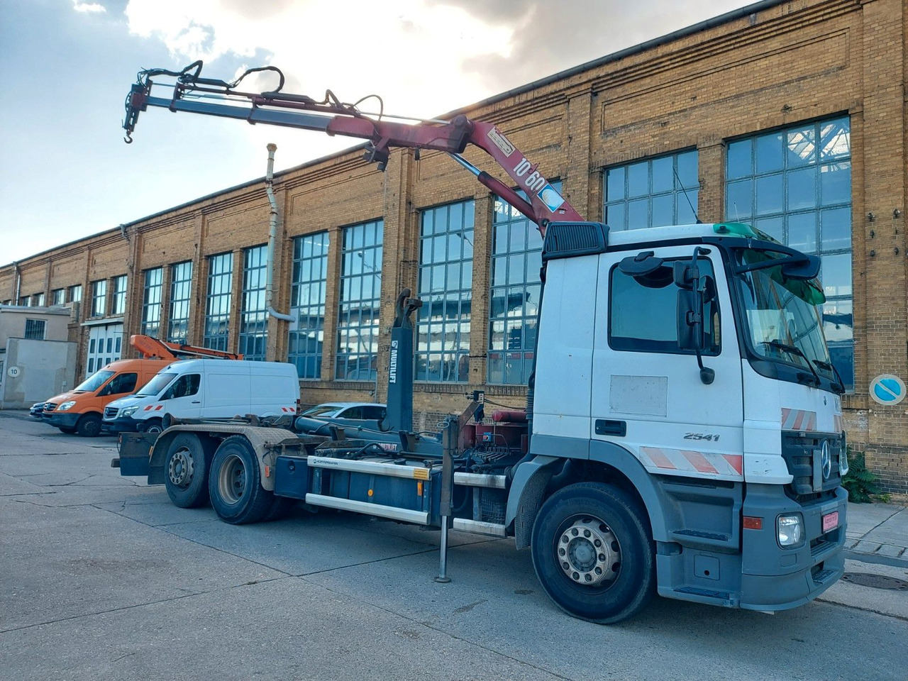 Mercedes-Benz Actros 6-Zyl. 2541 HMF KRAN ABROLLKIPPER - Camion ampliroll, Camion grue: photos 1 Mercedes-Benz Actros 6-Zyl. 2541 HMF KRAN ABROLLKIPPER - Camion ampliroll, Camion grue: photos 1