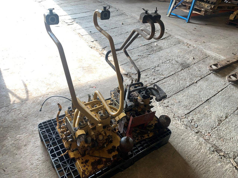 Caterpillar VALVE GP-MAIN CONTROL 2613682 - Hydraulique: photos 2 Caterpillar VALVE GP-MAIN CONTROL 2613682 - Hydraulique: photos 2