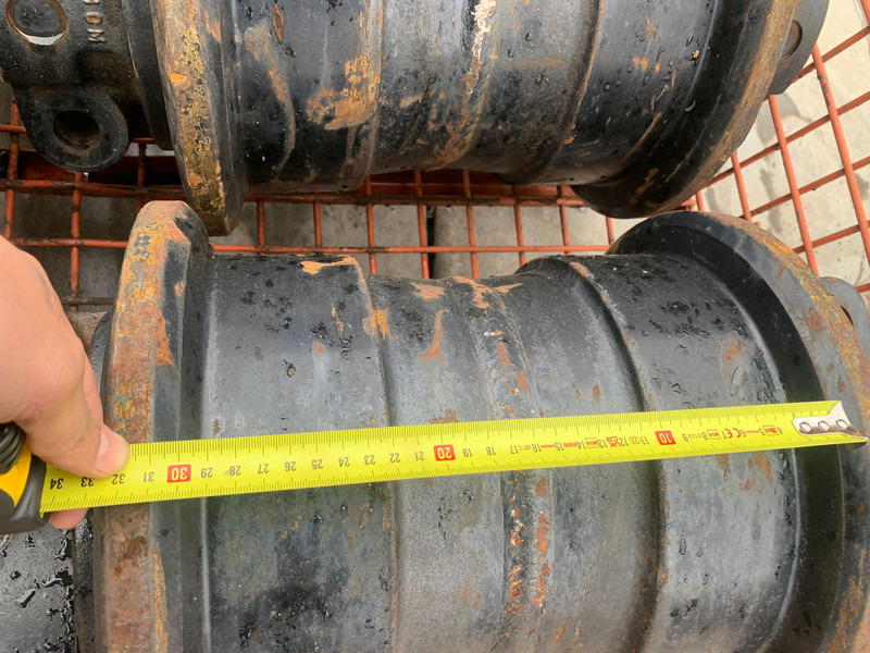 Hitachi Hitachi EX1200D5 bottom track roller SF - Frame/ Châssis: photos 3 Hitachi Hitachi EX1200D5 bottom track roller SF - Frame/ Châssis: photos 3