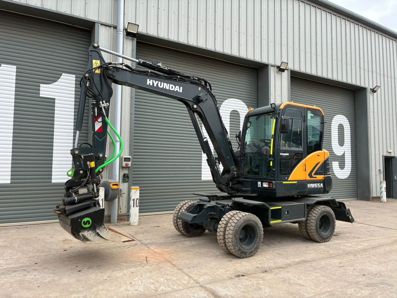 Hyundai HW65AH Ex Demo - Pelle sur pneus: photos 1 Hyundai HW65AH Ex Demo - Pelle sur pneus: photos 1