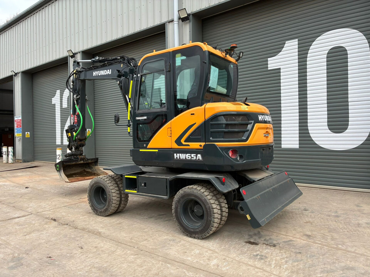 Hyundai HW65AH Ex Demo - Pelle sur pneus: photos 3 Hyundai HW65AH Ex Demo - Pelle sur pneus: photos 3