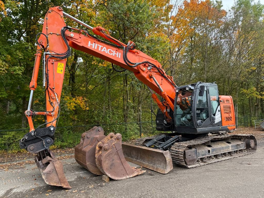 Hitachi ZX 225 US LC-6 - Pelle sur chenille: photos 1 Hitachi ZX 225 US LC-6 - Pelle sur chenille: photos 1