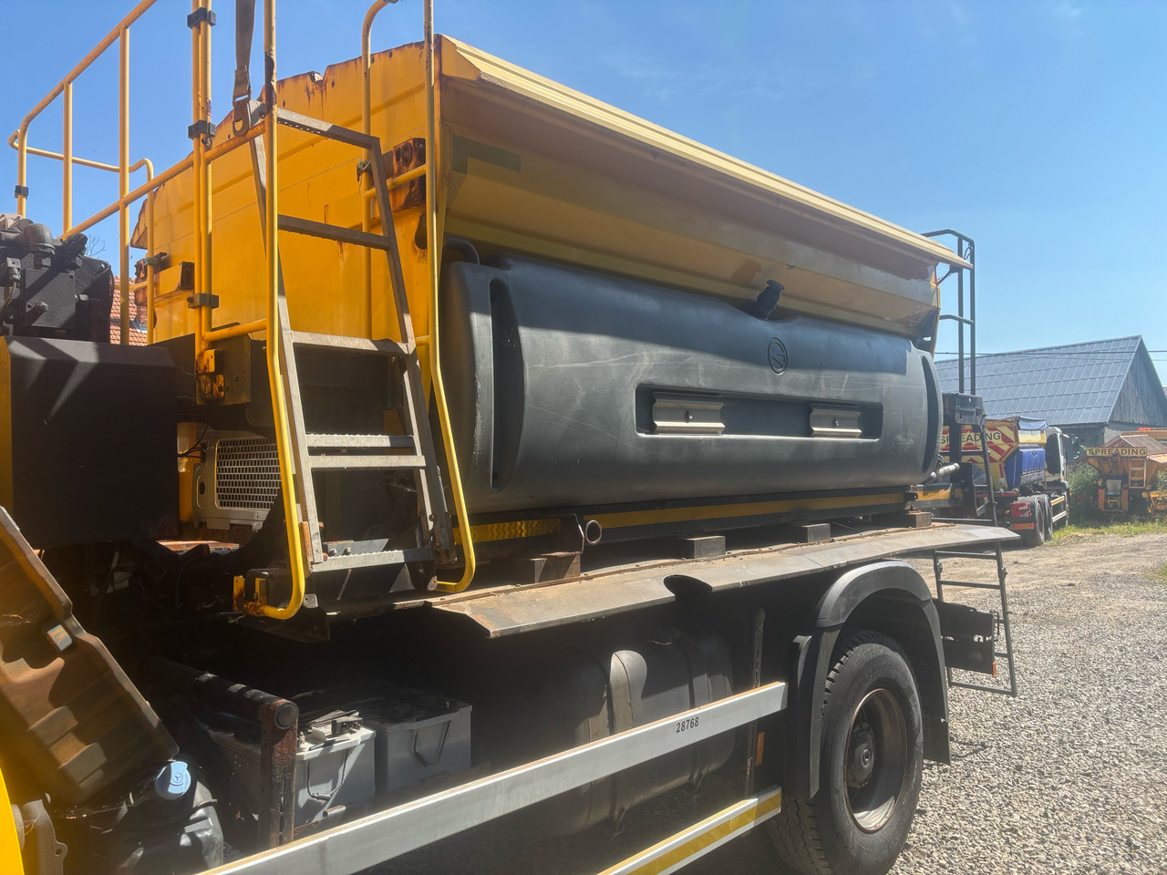 MERCEDES AROCS 1824 4x4BB  GRITTER/SPREADER/PLOUGH - Engin de déneigement: photos 3 MERCEDES AROCS 1824 4x4BB  GRITTER/SPREADER/PLOUGH - Engin de déneigement: photos 3