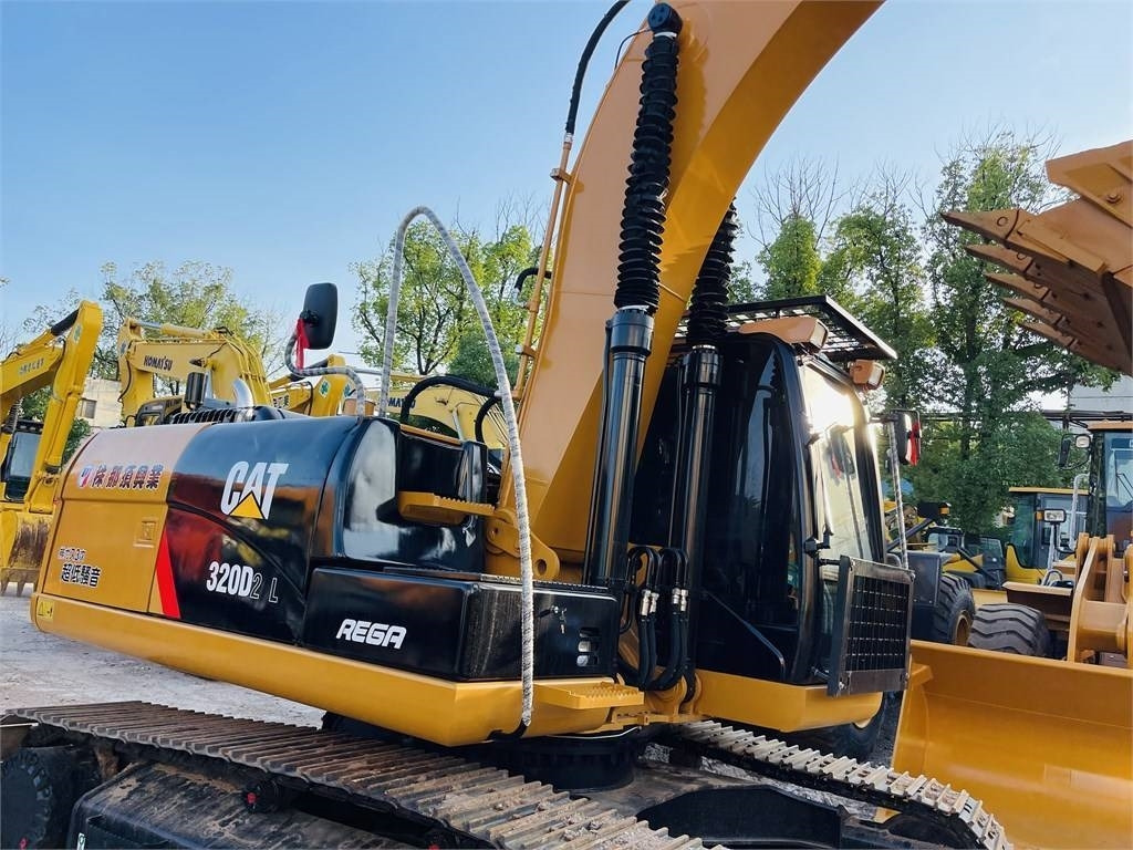 CAT 320D2L - Pelle sur chenille: photos 1 CAT 320D2L - Pelle sur chenille: photos 1
