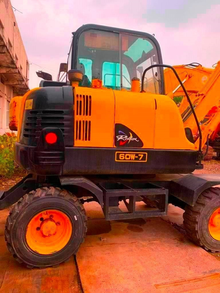 Hyundai Robex 60 W-7 - Pelle sur pneus: photos 3 Hyundai Robex 60 W-7 - Pelle sur pneus: photos 3