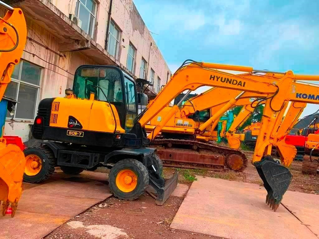 Hyundai Robex 60 W-7 - Pelle sur pneus: photos 1 Hyundai Robex 60 W-7 - Pelle sur pneus: photos 1