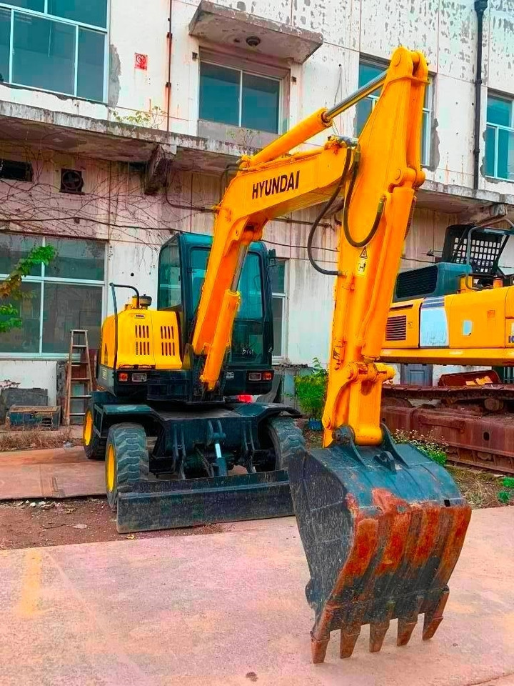 Hyundai Robex 60 W-7 - Pelle sur pneus: photos 2 Hyundai Robex 60 W-7 - Pelle sur pneus: photos 2