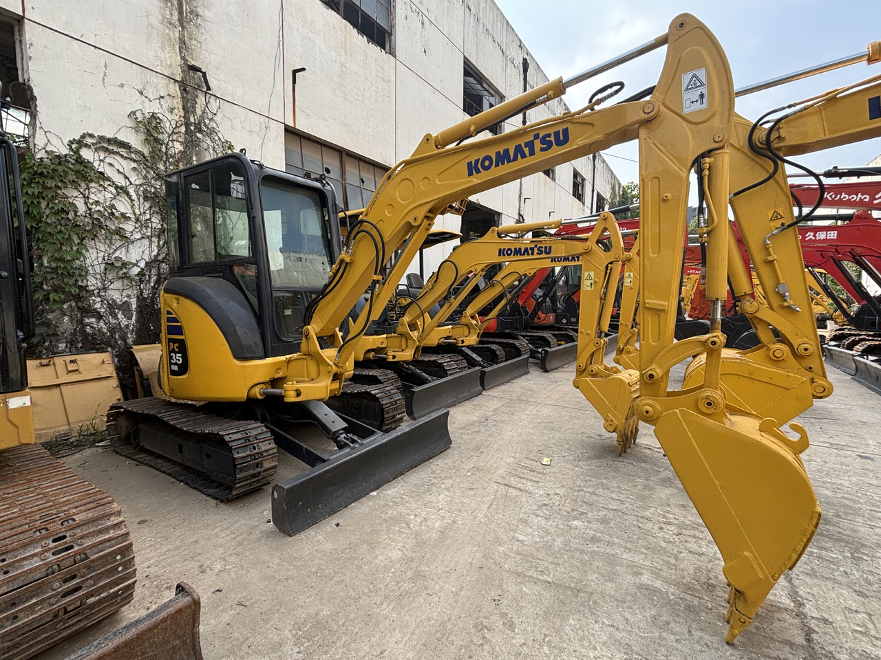 KOMATSU PC35MR - Mini pelle: photos 1 KOMATSU PC35MR - Mini pelle: photos 1