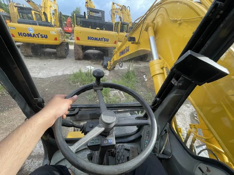 Komatsu PW160-11 - Pelle sur pneus: photos 4 Komatsu PW160-11 - Pelle sur pneus: photos 4