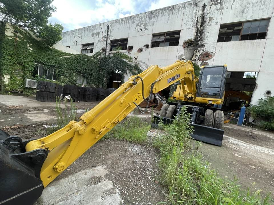 Pelle sur pneus Komatsu PW160: photos 10